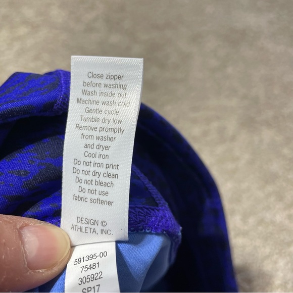 Athleta Asym Sonar Camo 7/8 Leggings XS - Picture 8 of 9